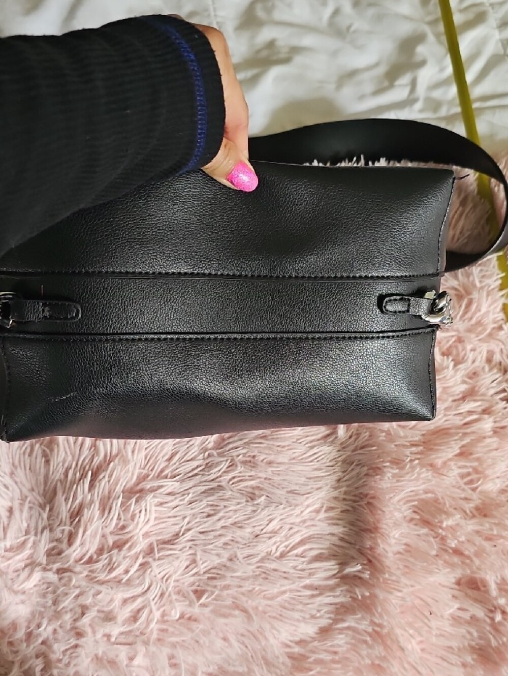 Sleek Black Leather Crossbody Bag with Silver Chain Accent - Picture 2 of 8